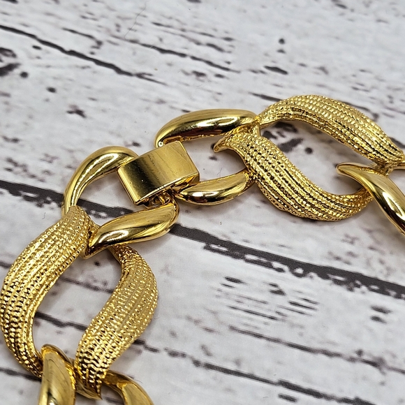 Vintage Gold Tone Link Necklace & Earrings Set Textured Chain Design - Picture 9 of 11